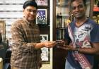'பீப்' பட இயக்குநருக்கு பேனா பரிசளித்த திரைப்பட ஜாம்பவான் கே.பாக்யராஜ்