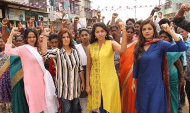 9 அடி நீளமுள்ள முதலையுடன் சண்டை போடும் நான்கு கதாநாயகிகள்