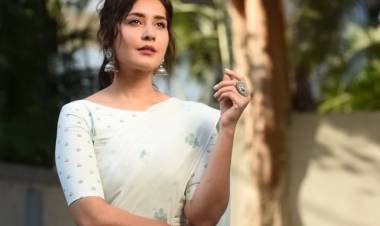 Actess Raashi Khanna Latest Stills