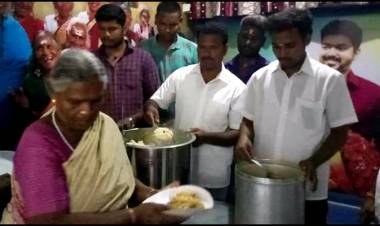 விலையில்லா விருந்தகம்: விஜய் ரசிகர்களின் அசத்தல் முயற்சி!