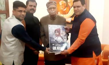 Veteran BJP leader Lal Krishna Advani clicked promoting Gul Makai! 