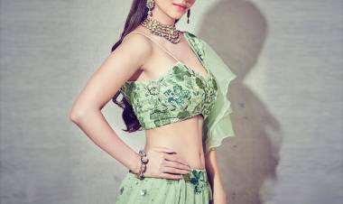 Glorious in green! Pretty Actress Vedhika strikes some really classy poses in this beautiful green outfit!