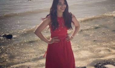 ரசிகர்களுக்கு இன்ப அதிர்ச்சியாக படு கவர்ச்சியான படங்களை வெளியிட்ட நடிகை  தமன்னா