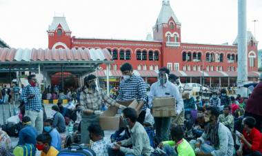 புலம்பெயர் தொழிலாளர்களுக்கு உதவிய நடிகை வரலட்சுமி சரத்குமார்  