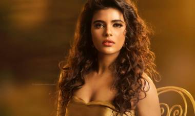 Actress Aishwarya Rajesh looks ravishing in these sizzling hot pictures