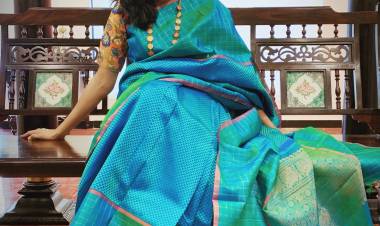 அழகிய தமிழ் மகன் படத்தில்  "மதுரைக்கு போகாதடி" பாடலின் மூலம் அறிமுகமான பின்னணி பாடகி