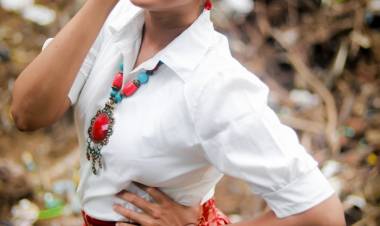 ஷீலா ராஜ்குமாரிடம் காலில் விழ அனுமதி கேட்ட நடிகர் 