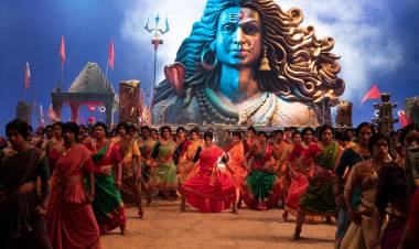 @akshaykumar  has got people spellbound across the nation with his Tandav in the song #BamBholle from #Laxmii.