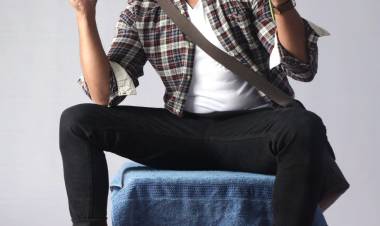 உபேந்திரா ரவீனா டாண்டன் பிரேமா இரு கதாநாயகிகளுடன் காதல் மற்றும் அதிரடிஆக்ஷன் நிறைந்த படம்