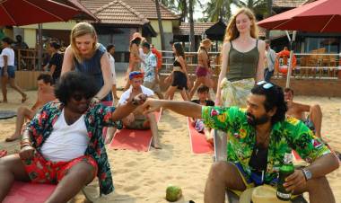 #SundarC presents #AvniMovies new entertaining comedy flick #NaangaRombaBusyOnSunTV 