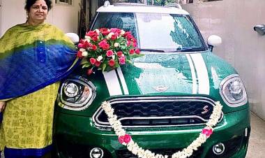 தாய் தந்த ‘அன்பு பரிசு’ - மகிழ்ச்சியில் நடிகர் சிலம்பரசன் டி.ஆர்