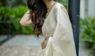 Saree & Smile always Make a Cute Pair! Actress #SanaMakbul