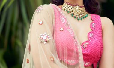 Actress #RaashiKhanna looks beautiful & stunning in this pink outfit !!