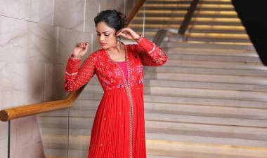 Actress #NanditaSwetha looks dazzling in red.