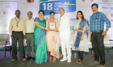 நடிகை ஐஸ்வர்யா ராஜேஷ் அரசின் கலைமாமணி விருது பெற்றதைத் தொடர்ந்து சென்னை சர்வதேச திரைப்படவிழாவிலும் சிறந்த நடிகைக்கான விருதைப் பெற்றார்