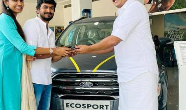Producer AntoJoseph gift's a car to Director Desinghu Peŕiyasamy for the success of KKK KannumKannumKollaiyadithaal Niranjini