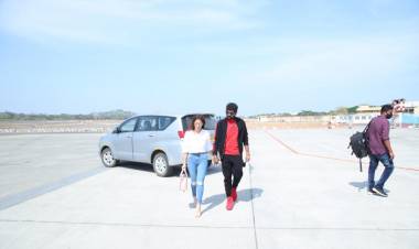 #Nayanthara & @VigneshShivN have taken a small break from their hectic schedule and left to Cochin for #Visu 