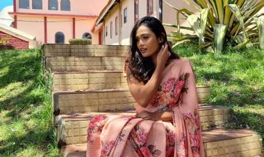 YouTube Sensation #PoornimaRavi Dazzles In A Beautiful Floral Saree.