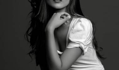 Actress #NivedhithaaSathish looks absolutely stunning in  these lovely black and white pictures. 