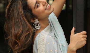 Actress #meenakshigovindarajan  adores a ethnic look in the beautiful white Salwar that definitely has her whole heart