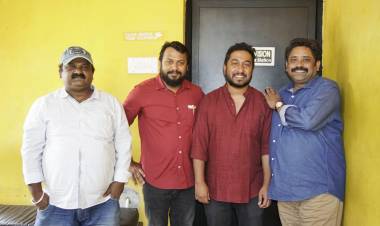 Skyman Films International தயாரிப்பாளர் கலைமகன் முபாரக் தயாரிப்பில் ,  இயக்குநர் சீனு ராமசாமி இயக்கத்தில், GV பிரகாஷ் குமார் நடிக்கும் “இடிமுழக்கம்” திரைப்படத்தில் மலையாள திரையுலகத்தில் புகழ்பெற்ற வினித் சீனிவாசன், ஒரு பாடலை பாடியுள்ளார்.