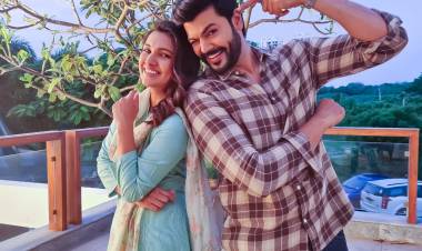 Vani Bhojan and Ganesh Venkatram cute pictures clicked at Shooting spot!