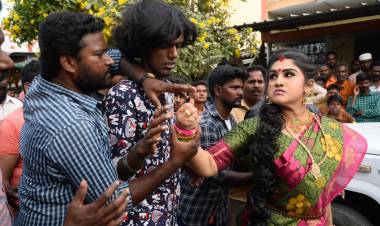 எஸ்.கே.முரளீதரன் இயக்கத்தில் பஞ்சாயத்து பரமேஸ்வரியாக வனிதா விஜயகுமார் நடிக்கும் " தில்லு இருந்தா போராடு "