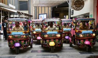 அலங்கரிக்கப்பட்ட  ஆட்டோரிக்ஷாக்களில் வலம் வந்த திரையுலக நட்சத்திரங்கள்