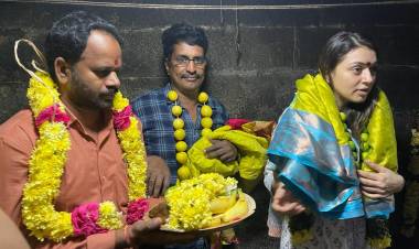 காளிகாம்பாள் கோவிலில் ஹன்சிகா, டைரக்டர் கண்ணன் சாமி தரிசனம். 