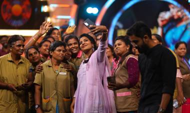 பெண் ஓட்டுனருக்கு ஆட்டோவை பரிசளித்த 'டிரைவர் ஜமுனா' படக் குழு