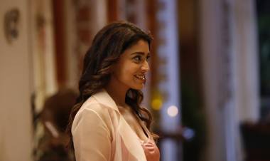 இளையராஜாவின் இசையில், "மியூசிக் ஸ்கூல்" படத்திலிருந்து, ஸ்ரேயா சரண் மற்றும் ஷர்மன் ஜோஷியின் நடிப்பில், புத்துணர்ச்சியூட்டும்  ரொமாண்டிக் பாடல் “ஏனோ என் பாடல் இசைத் தேடுதே”  பாடல் வெளியானது !! 