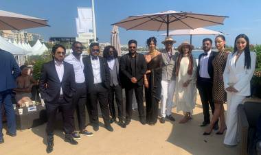 ஏகே புரொடக்ஷன்ஸ்  தளபதி ஆர். ஆனந்தகுமார், ஜியாஸ் புரொடக்ஷன்ஸ் ஜெசிலன் பாலன் தயாரிப்பில் அறிமுக இயக்குநர் ஆண்டனி இயக்கத்தில் புதுமுகங்கள் நடிப்பில்  உருவாகியுள்ள 'பிம்பிளிக்கி பிலாப்பி' திரைப்படத்தின் டீஸர் கேன்ஸ் பட விழாவில் திரையிடப்பட்டது