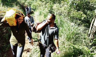 சுமைகளை தூக்கிக்கொண்டு மலைப்பகுதிகளில் படக்குழுவினருடன் பல மைல்கள் நடந்த சுனைனா  