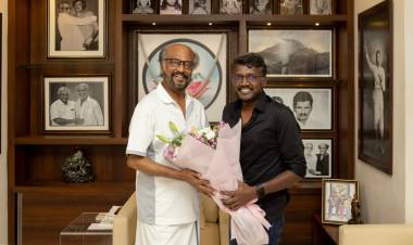 நேற்று மாமன்னன் திரைப்படத்தை பார்த்த சூப்பர்ஸ்டார் ரஜினிகாந்த் அவர்கள் மாமன்னன் படத்தின் இயக்குனர் மாரி செல்வராஜ் அவர்களை நேரில் அழைத்து வெகுவாக பாராட்டினார்