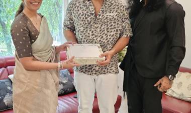 தயாரிப்பாளர் அல்லு அரவிந்த் மற்றும் நடிகர் அல்லு அர்ஜூனுக்கு நேரில் திருமண அழைப்பு கொடுத்த வரலட்சுமி- நிக்கோலய் சச்தேவ்!