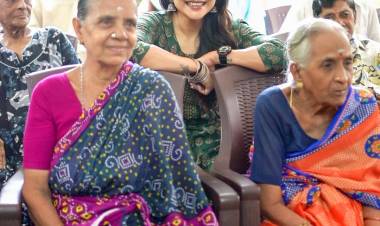 தனது பிறந்தநாளை முதியோர் இல்ல உறுப்பினர்களுடன் கொண்டாடி மகிழ்ந்தார் சாக்ஷி அகர்வால்!