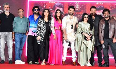 உஸ்தாத் ராம் பொதினேனி, சஞ்சய் தத், பூரி ஜெகன்நாத், சார்மி கவுர், பூரி கனெக்ட்ஸின் ‘டபுள் ஐஸ்மார்ட்’ திரைப்படத்தில் இருந்து இப்போது ’பிக் புல்’ பாடல் வெளியாகியுள்ளது!