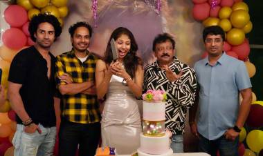 ’சாரி’ படத்தின் கதாநாயகி ஆராத்யா தேவியின் பிறந்தநாளை படக்குழு உற்சாகமாக கொண்டாடியது!