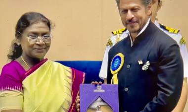 ஜவான்” படத்திற்காக சிறந்த நடிகருக்கான தேசிய விருதை, இந்திய குடியரசுத் தலைவர் திரௌபதி முர்முவிடம் இருந்து பெற்றார் நடிகர் ஷாரூக்கான்