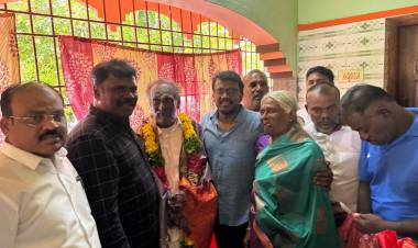 பைசன் படத்தின் நிஜ நாயகன் மனத்தி கணேசனுடன் அவரது உடற்பயிற்சி ஆசிரியர் மெஞ்சனாபுரம் திரு . தங்கராஜ் அவர்களை