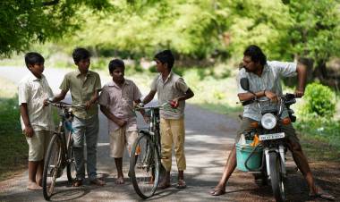 கிணறு (Kinaru) – “The Well” எனப் பொருள்படும் குழந்தைகள் படம், குழந்தைகள் தினத்தை (November 14th) முன்னிட்டு திரைக்கு வருகிறது. Madras Stories தயாரித்துள்ள இந்த படம், புதிய இயக்குநர் மற்றும் புதுமையான தொழில்நுட்பக் குழுவை அறிமுகப்படுத்தும் நோக்கில் உருவானது.
