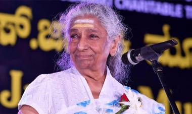 மறைந்த பின்னணிப் பாடகி எஸ்.ஜானகி உடல் பொதுமக்கள் அஞ்சலிக்காக மைசூர் மகாராஜ கல்லூரி மைதானத்தில் வைக்கப்பட்டது