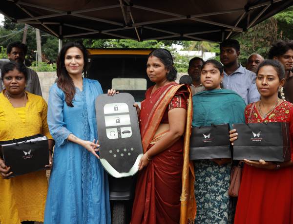  நாகர்கோவிலில் சமூக நலத்திட்ட உதவிகளை வழங்கினார் சௌந்தர்யா ரஜினிகாந்த்