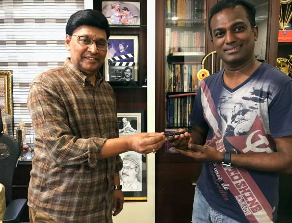 'பீப்' பட இயக்குநருக்கு பேனா பரிசளித்த திரைப்பட ஜாம்பவான் கே.பாக்யராஜ்