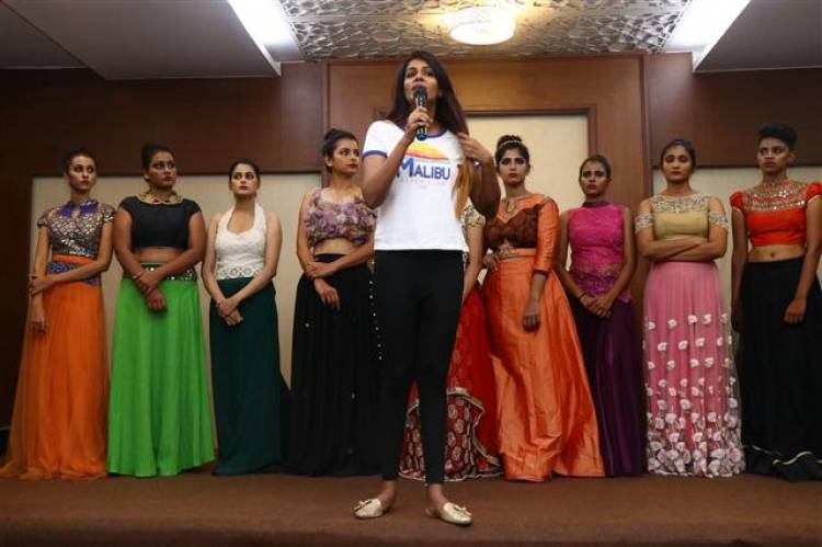 தமிழ்ப்பெண்களுக்கான பிரத்யேகமாக அழகி போட்டியை நடத்தவிடாமல் சதி ‏செய்கிறார்கள் - நடிகை மீரா மிதுன் வேதனை 
