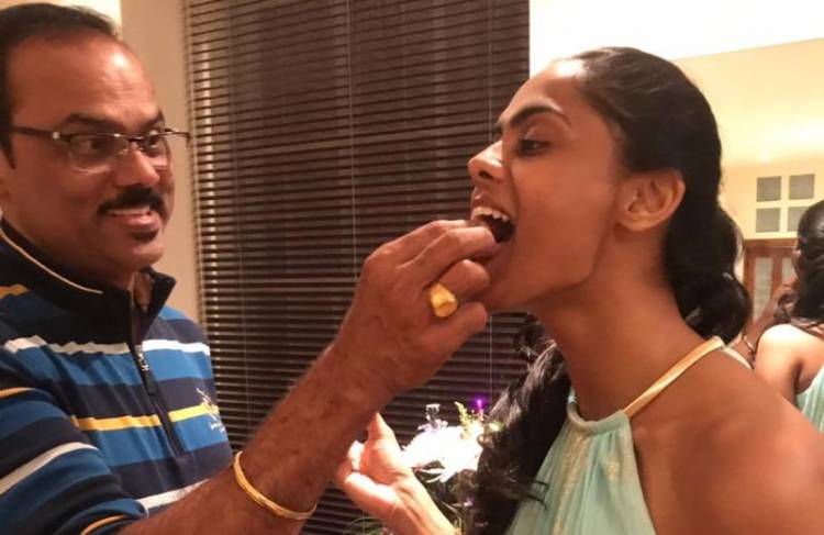 Actress Karthika celebrated her birthday in UK with Family