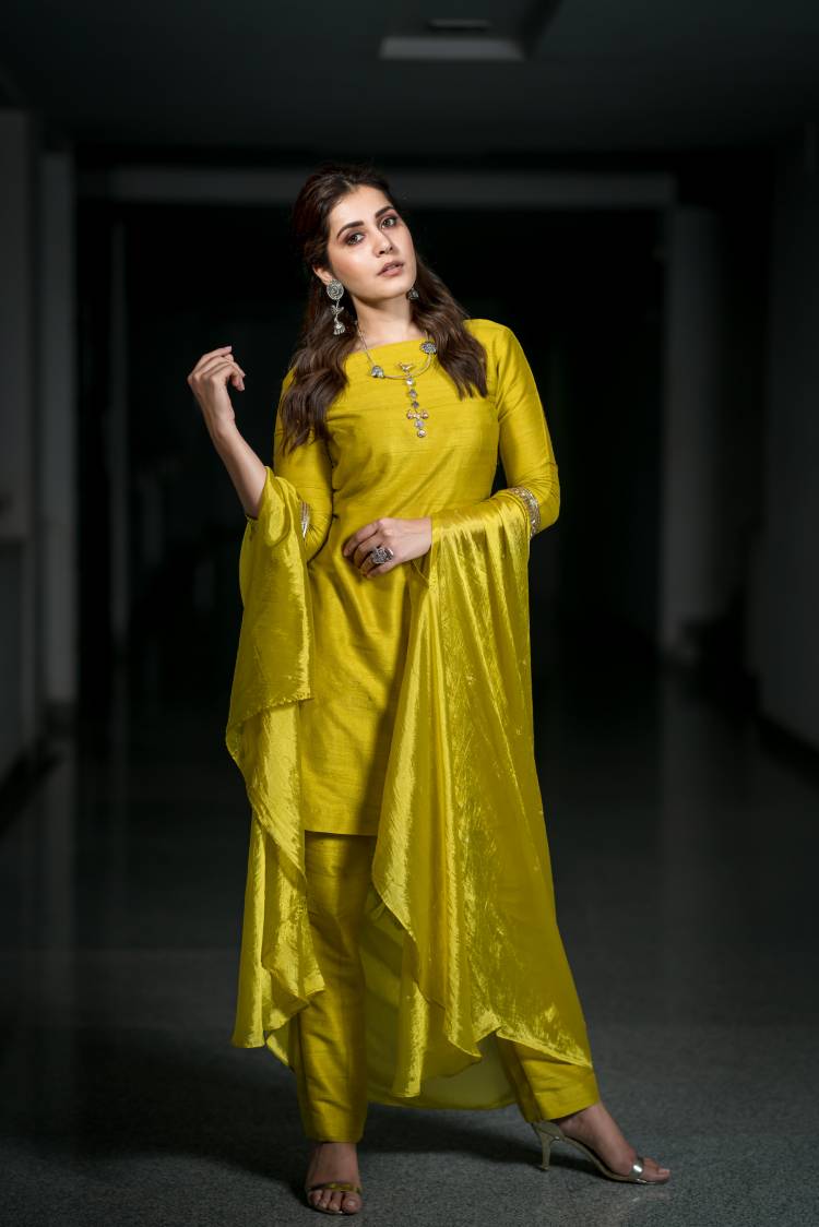 Actress Raashi Khanna latest pictures