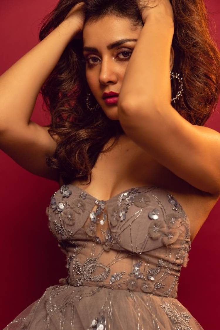 Actress RaashiKhanna Latest Pictures