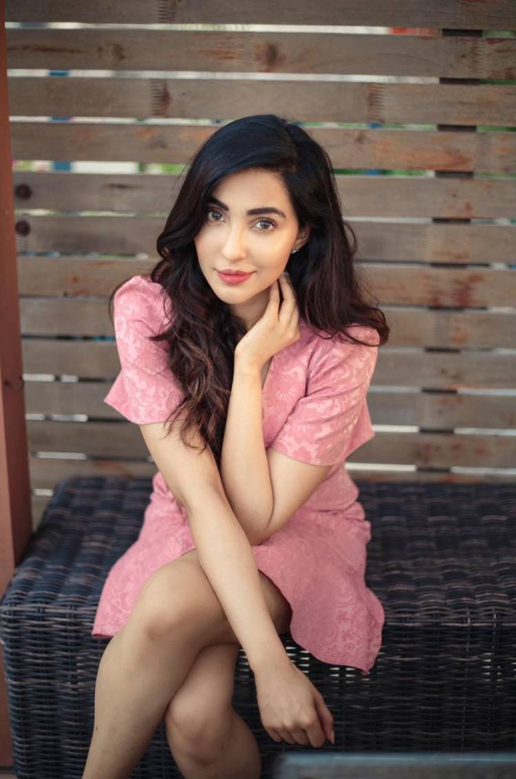 Actress parvati Nair looks pretty in pink