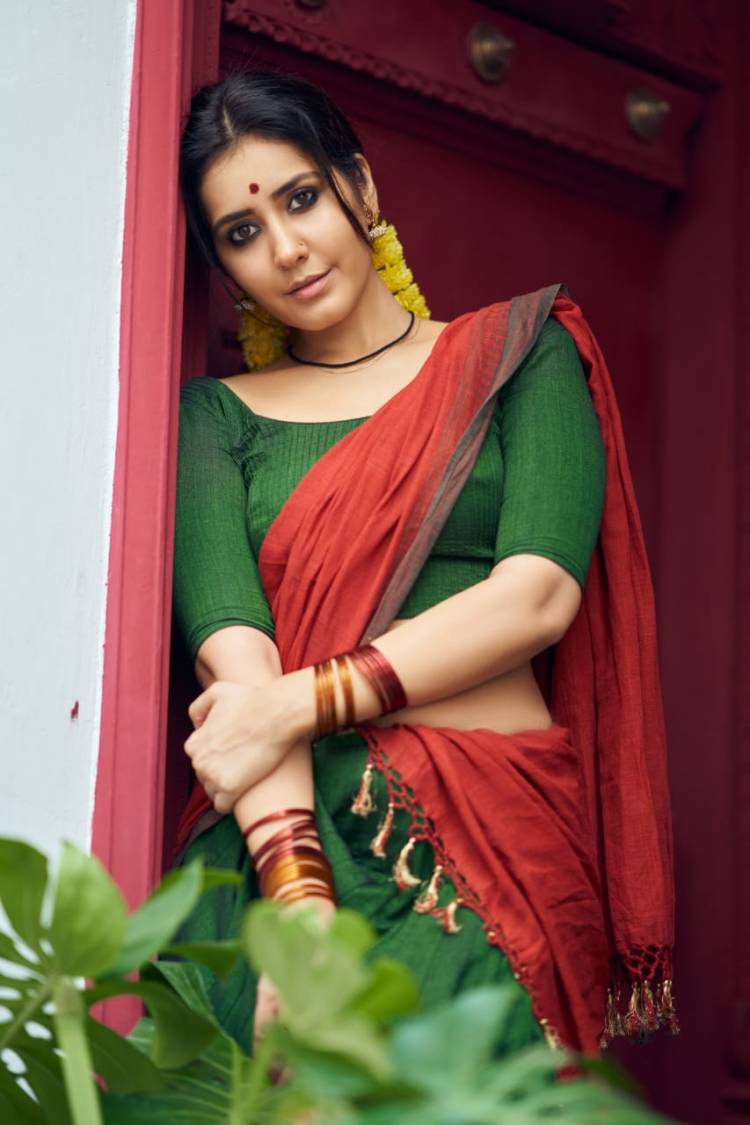 Ravishing #RaashiKhanna in a colourful new look